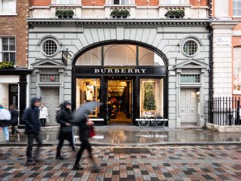 burberry used the digital marketing mix|Burberry digital marketing.